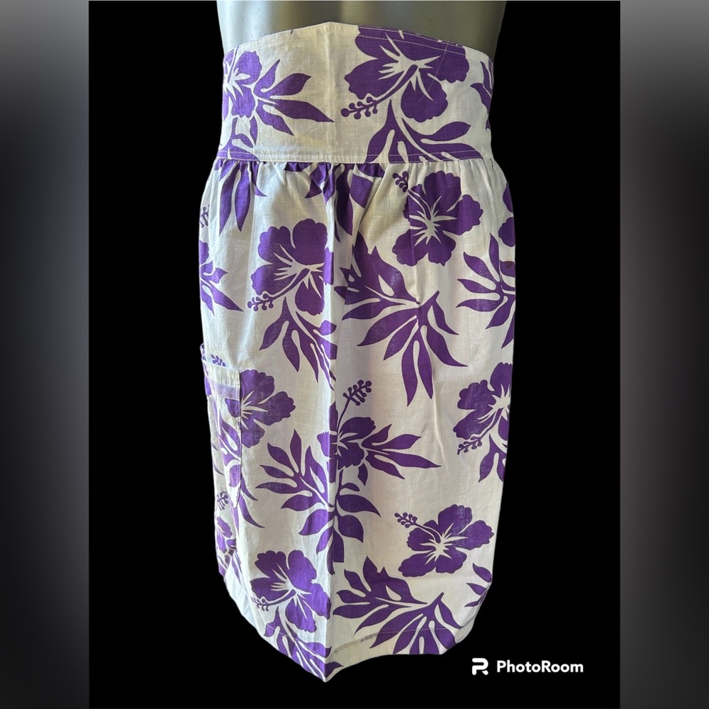 Vintage linen hostess apron. One pocket, gorgeous purple floral pattern. - Picture 2 of 5